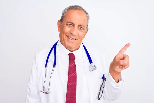 Starší Šedovlasý Doktor Stetoskop Stojící Nad Izolovaným Bílým Pozadím Velkým — Stock fotografie