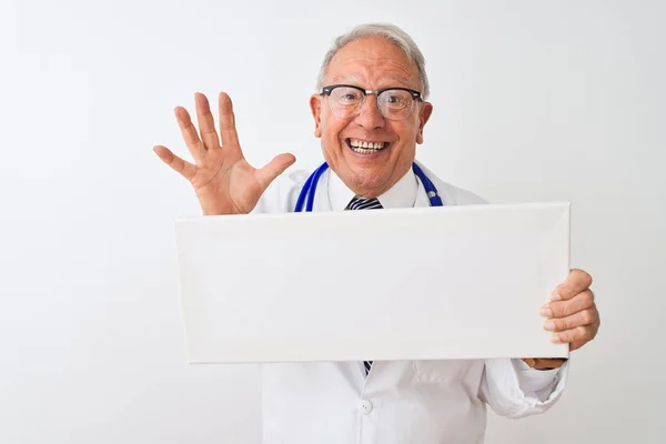 Médico Cabelos Grisalhos Sênior Segurando Banner Sobre Fundo Branco Isolado — Fotografia de Stock