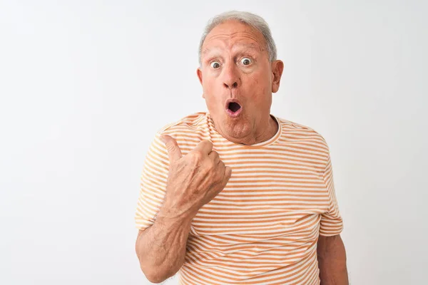 Yaşlı Gri Saçlı Çizgili Tişört Giyen Izole Edilmiş Beyaz Arka — Stok fotoğraf