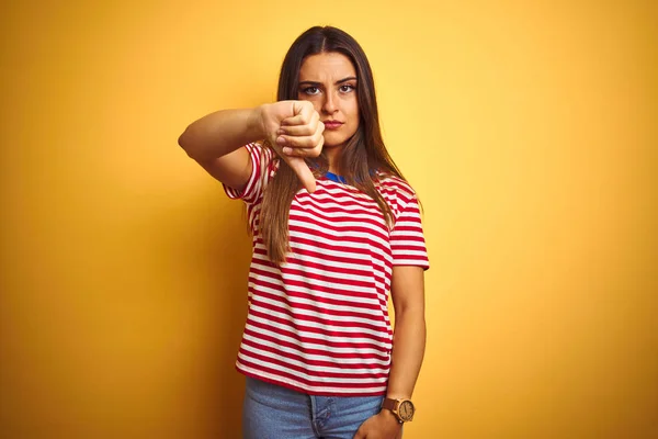 Ung Vacker Kvinna Klädd Randig Shirt Stående Över Isolerad Gul — Stockfoto