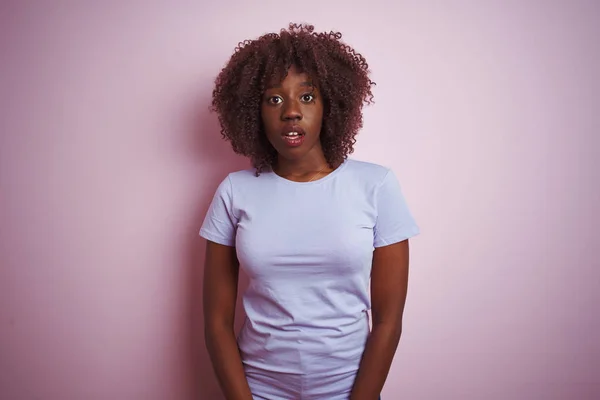 Genç Afrikalı Afro Kadın Pembe Arka Plan Üzerinde Dikiliyor Korku — Stok fotoğraf