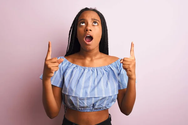 Mujer Afroamericana Con Camiseta Rayas Pie Sobre Fondo Rosa Aislado —  Fotos de Stock