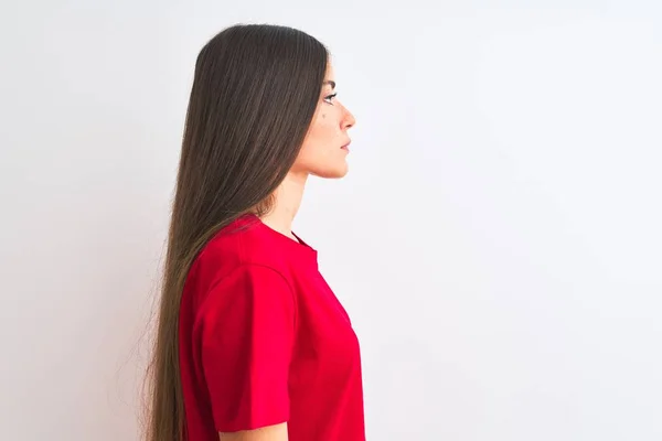 Mujer Hermosa Joven Vistiendo Camiseta Casual Roja Pie Sobre Fondo — Foto de Stock