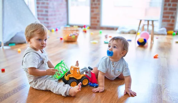 Crianças Bonitas Brincando Torno Lotes Brinquedos Jardim Infância — Fotografia de Stock