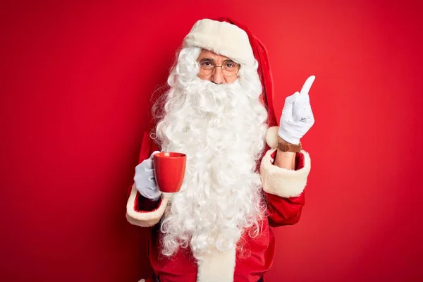 Homem Sênior Vestindo Traje Papai Noel Segurando Xícara Café Sobre — Fotografia de Stock