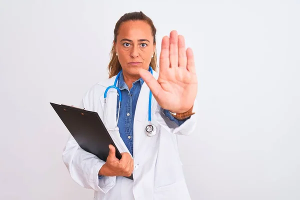 Middelbare Leeftijd Volwassen Arts Vrouw Houden Klembord Geïsoleerde Achtergrond Met — Stockfoto