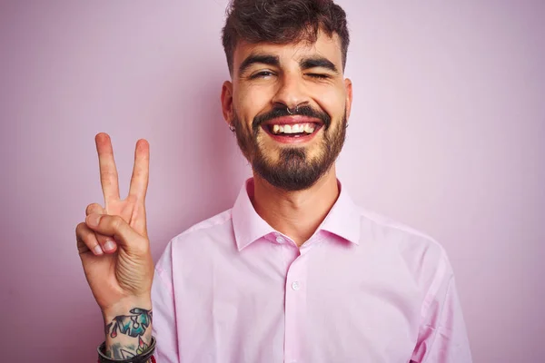 Jovem Com Tatuagem Vestindo Camisa Sobre Fundo Rosa Isolado Sorrindo — Fotografia de Stock