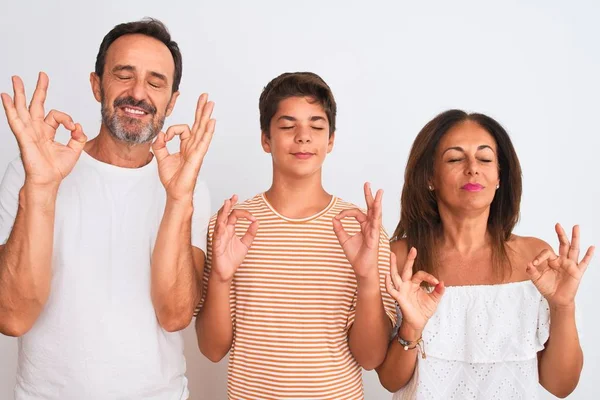 Família Três Mãe Pai Filho Sobre Fundo Isolado Branco Relaxar — Fotografia de Stock