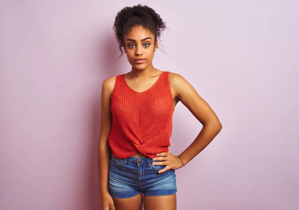 Genç Güzel Afro Amerikan Kadın Rahat Turuncu Shirt Giyen Ayakta — Stok fotoğraf