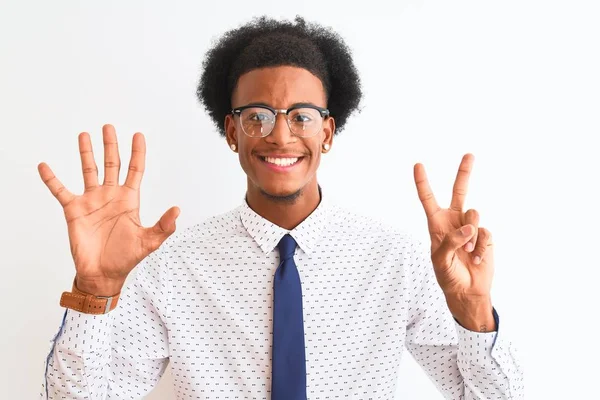 Νεαρός Αφροαμερικάνος Επιχειρηματίας Γραβάτα Και Γυαλιά Πάνω Απομονωμένο Λευκό Φόντο — Φωτογραφία Αρχείου