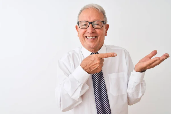 Starszy Siwowłosy Biznesmen Noszący Krawat Okulary Odizolowanym Białym Tle Zdumiony — Zdjęcie stockowe