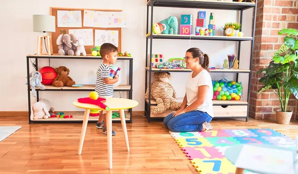 Bela Professora Criança Menino Jardim Infância Com Muitos Brinquedos — Fotografia de Stock
