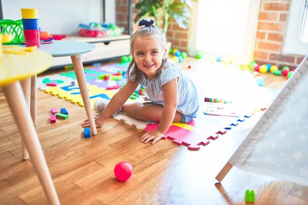 Junge Schöne Blonde Mädchen Kind Genießen Spielschule Mit Spielzeug Kindergarten — Stockfoto