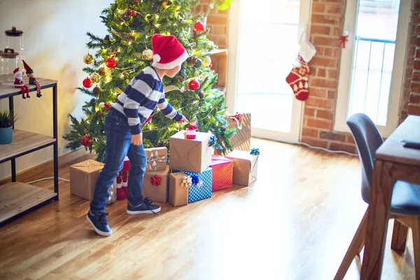 Adorável Criança Vestindo Chapéu Papai Noel Com Torno Árvore Natal — Fotografia de Stock