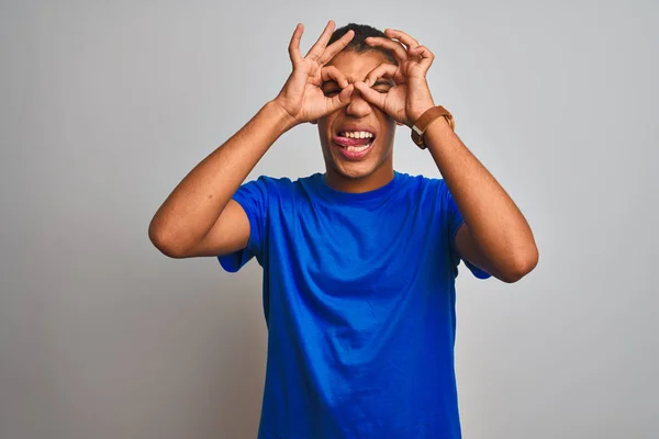 Joven Hombre Árabe Guapo Usando Una Camiseta Azul Pie Sobre — Foto de Stock