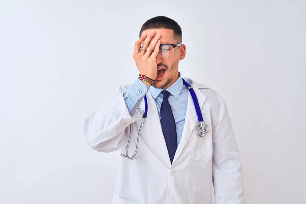 Νεαρός Γιατρός Που Φοράει Στηθοσκόπιο Πάνω Από Απομονωμένο Φόντο Χασμουρητό — Φωτογραφία Αρχείου
