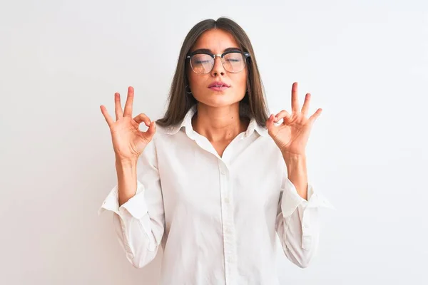 Ung Vacker Affärskvinna Bär Glasögon Stående Över Isolerad Vit Bakgrund — Stockfoto