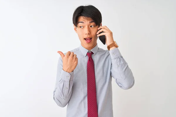 Hombre Negocios Chino Con Corbata Hablando Teléfono Inteligente Sobre Fondo — Foto de Stock