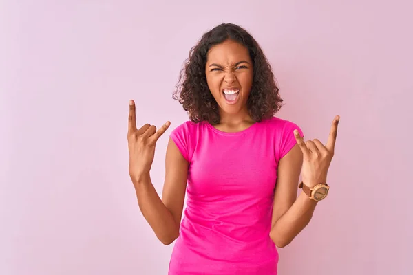 Giovane Donna Brasiliana Indossa Shirt Piedi Sopra Isolato Sfondo Rosa — Foto Stock