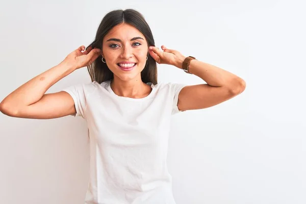 Ung Vacker Kvinna Bär Casual Shirt Stående Över Isolerad Vit — Stockfoto