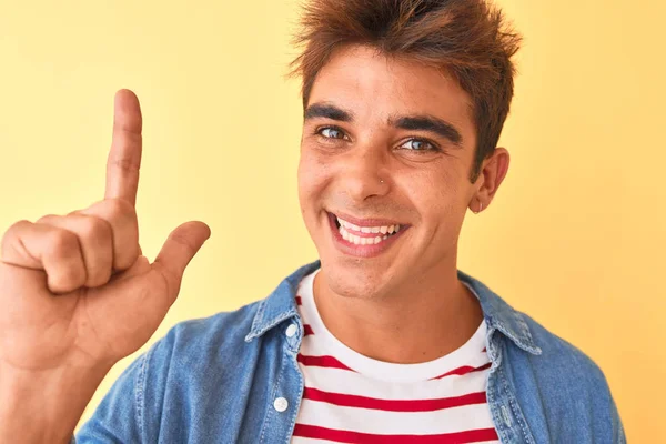 Jovem Bonitão Vestindo Camiseta Listrada Camisa Jeans Sobre Fundo Amarelo — Fotografia de Stock