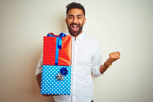 Ung Arabisk Indian Latinamerikansk Man Håller Födelsedagspresenter Står Över Isolerade — Stockfoto