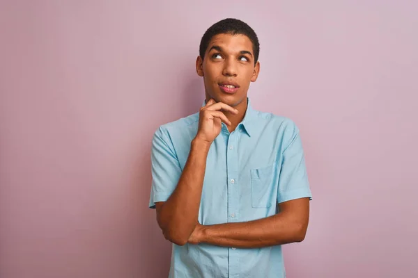 Jonge Knappe Arabische Man Met Een Blauw Shirt Een Geïsoleerde — Stockfoto