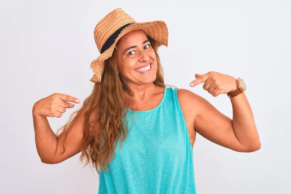 Reife Frau Mittleren Alters Mit Sommermütze Über Weißem Isoliertem Hintergrund — Stockfoto