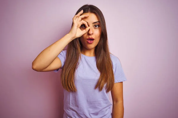 Mulher Bonita Nova Vestindo Shirt Casual Sobre Fundo Rosa Isolado — Fotografia de Stock