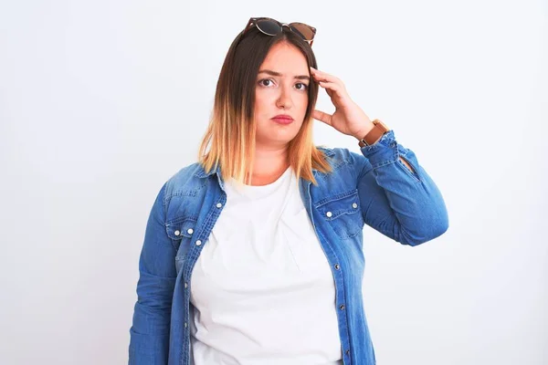 Hermosa Mujer Con Camisa Mezclilla Pie Sobre Fondo Blanco Aislado —  Fotos de Stock