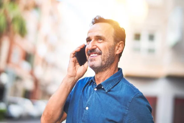 Medioevo Bell Uomo Affari Piedi Strada Parlare Sullo Smartphone Sorridente — Foto Stock