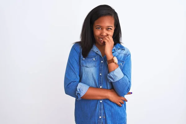 Mooie Jonge Afro Amerikaanse Vrouw Draagt Denim Jas Geïsoleerde Achtergrond — Stockfoto