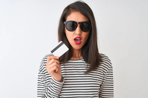 Young Chinese Woman Wearing Sunglasses Holding Credit Card Isolated White — Stockfoto