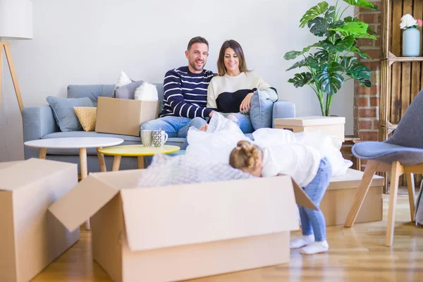 Hermosa Familia Padres Sentados Sofá Bebiendo Café Mirando Hijo Jugando — Foto de Stock