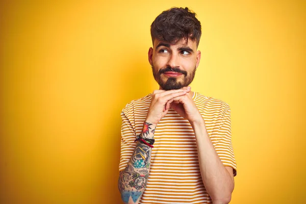 Joven Hombre Con Tatuaje Vistiendo Camiseta Rayas Pie Sobre Fondo —  Fotos de Stock