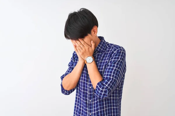 Joven Hombre Chino Con Camisa Azul Casual Pie Sobre Fondo — Foto de Stock