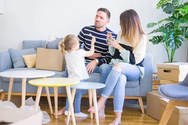 Vacker Familj Föräldrar Sitter Soffan Dricka Kaffe Ser Hans Unge — Stockfoto