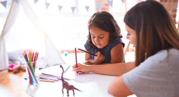 Όμορφη Δασκάλα Και Παιδί Κορίτσι Σχέδιο Χρησιμοποιώντας Χρωματιστά Μολύβια Στο — Φωτογραφία Αρχείου