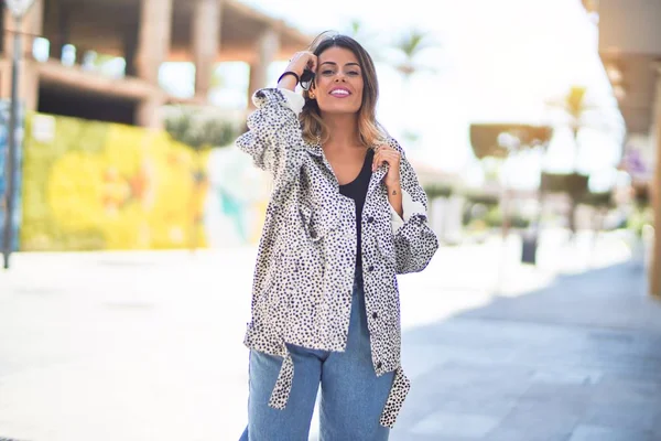 Giovane Bella Donna Sorridente Felice Fiducioso Piedi Passeggiando Città — Foto Stock