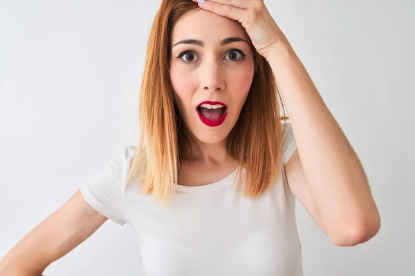 Schöne Rothaarige Frau Lässigem Shirt Vor Isoliertem Weißem Hintergrund Gestresst — Stockfoto