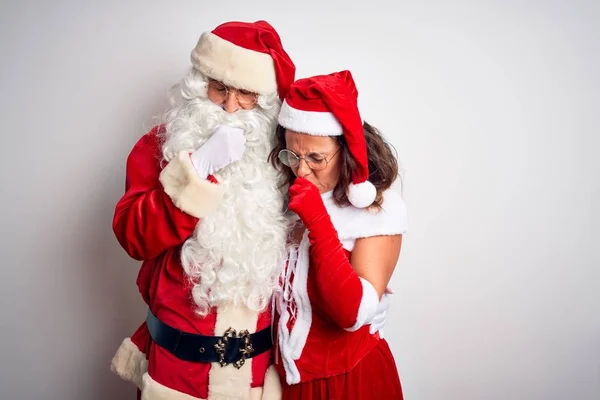 Paar Mittleren Alters Weihnachtsmannkostüm Das Sich Vor Isoliertem Weißen Hintergrund — Stockfoto