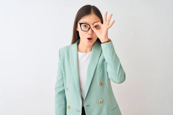 Chinese Zakenvrouw Dragen Elegante Jas Bril Geïsoleerde Witte Achtergrond Doet — Stockfoto