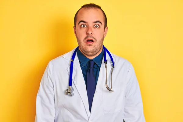 코트와 청진기를 착용하고 의사는 두려움 두려움 흥분된 표정으로 표정으로 — 스톡 사진