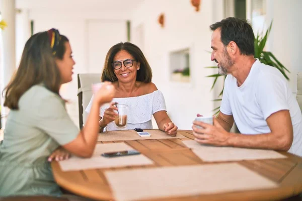 Mooie Familie Zit Terras Drinken Kopje Koffie Spreken Glimlachen — Stockfoto