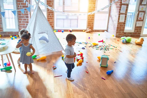 Entzückende Kleinkindgruppe Spielt Kindergarten Jede Menge Spielzeug — Stockfoto