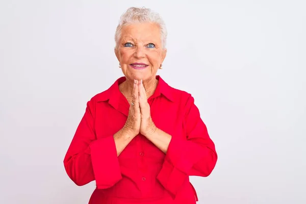 Ältere Grauhaarige Frau Rotem Lässigem Hemd Steht Vor Isoliertem Weißen — Stockfoto