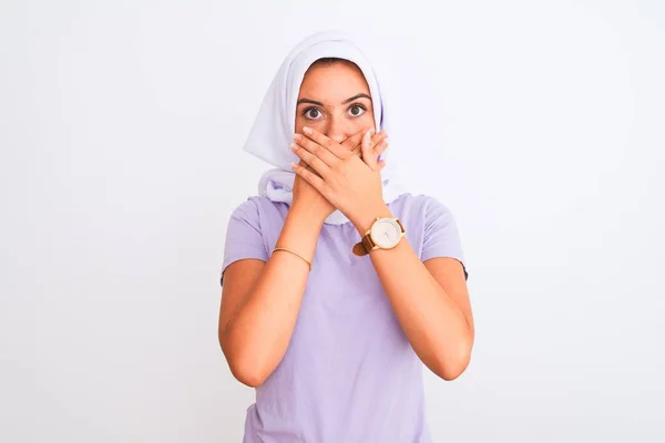 孤立した白い背景の上に立ってヒジャーブを身に着けている若い美しいアラビア語の少女は間違いのための手で口をカバーショックを受けた 秘密概念 — ストック写真
