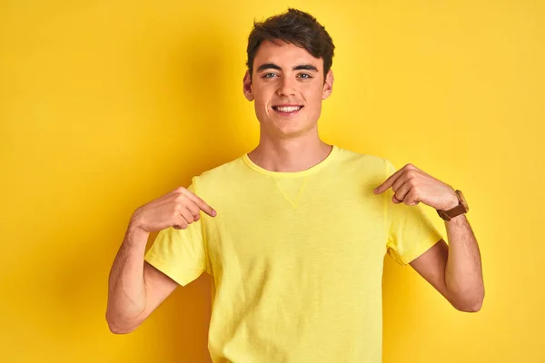 Ragazzo Adolescente Che Indossa Shirt Gialla Sfondo Isolato Guardando Fiducioso — Foto Stock