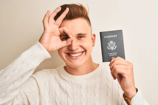 Joven Hombre Guapo Sosteniendo Pasaporte Los Estados Unidos Sobre Fondo —  Fotos de Stock