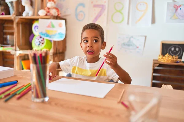 Güzel Afrikalı Amerikalı Çocuk Anaokulunda Kağıt Kalemle Resim Çiziyor — Stok fotoğraf
